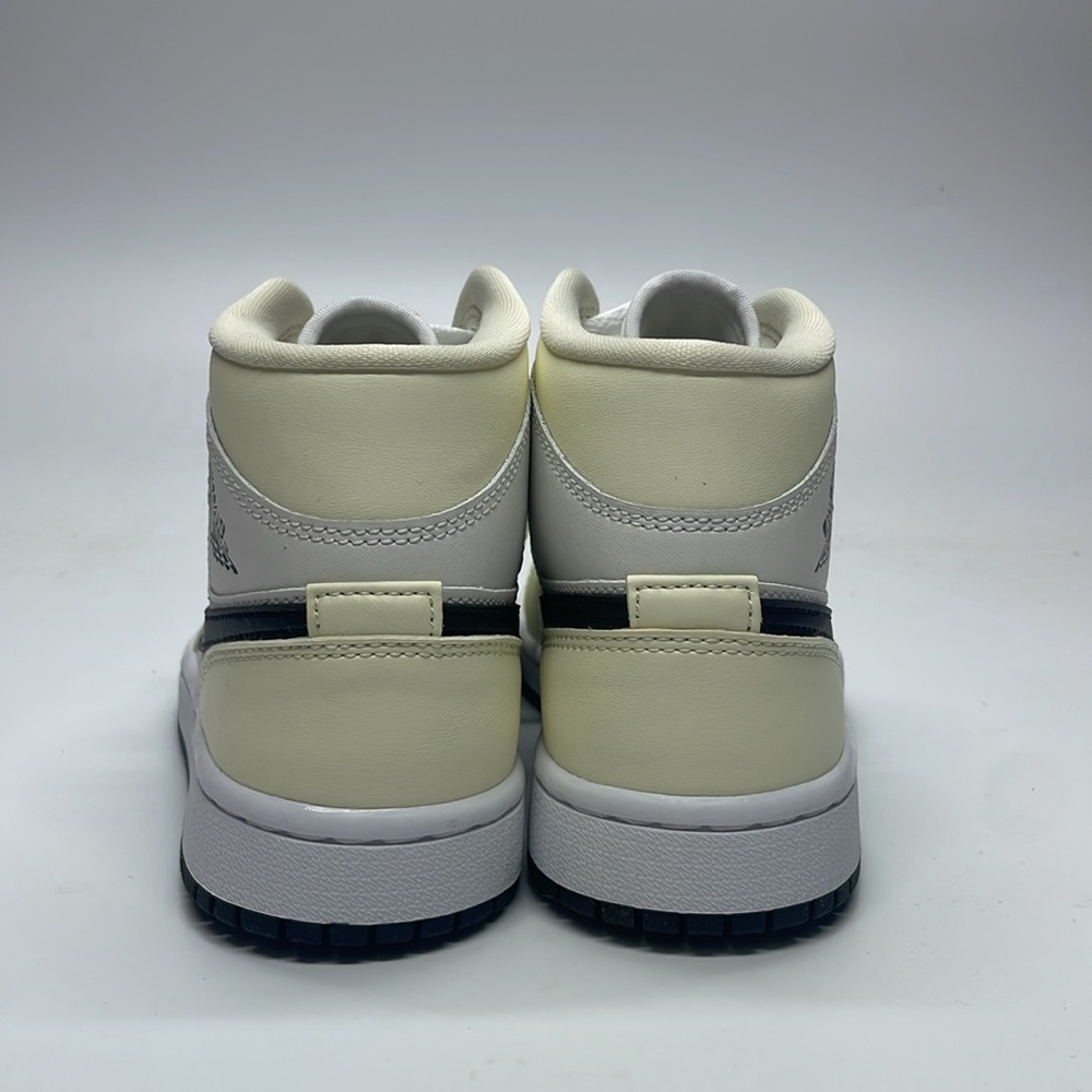 Women’s air Jordan 1 mid Black/White BQ6472-121 NWOB - Picture 4 of 5